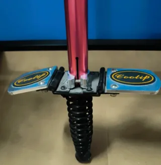 Saltador de juguete rojo