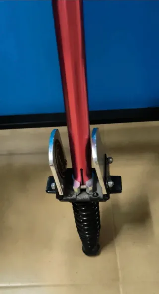 Saltador de juguete rojo