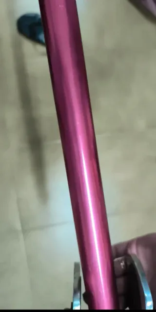 Saltador de juguete rojo