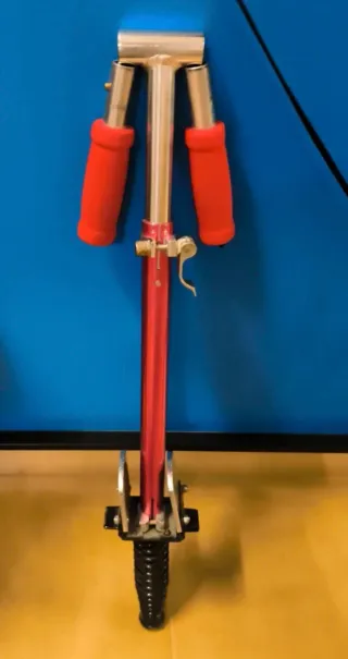 Saltador de juguete rojo