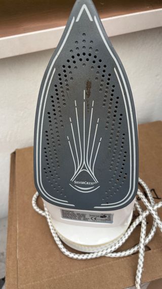 Plancha de vapor blanca y dorada