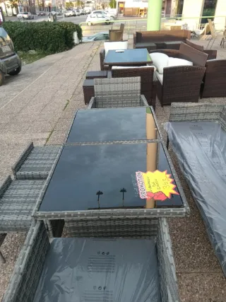 Mesa y sillas de jardín