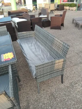 Mesa y sillas de jardín