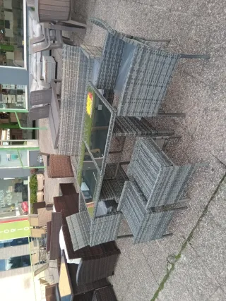 Mesa y sillas de jardín