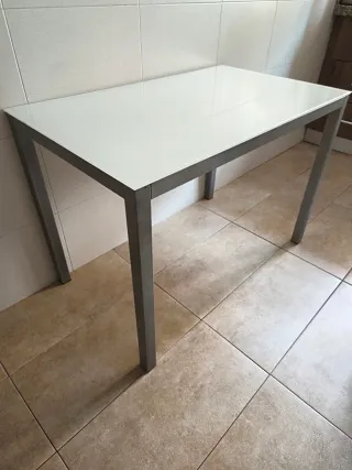 Mesa de cocina cristal y metal. Y regalo silla