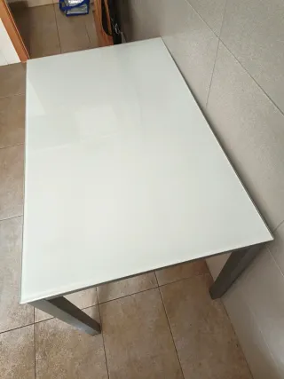 Mesa de cocina cristal y metal. Y regalo silla