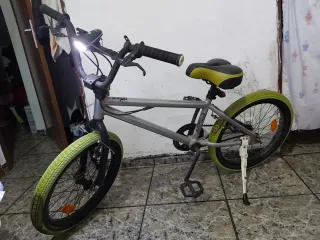 Bicicleta BMX Gris con Ruedas Verdes