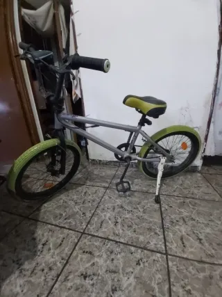 Bicicleta BMX Gris con Ruedas Verdes