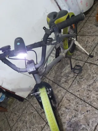 Bicicleta BMX Gris con Ruedas Verdes