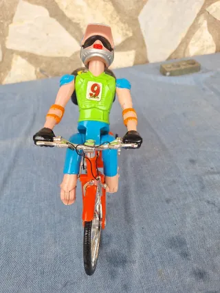 Juguete antiguo ciclista a pilas