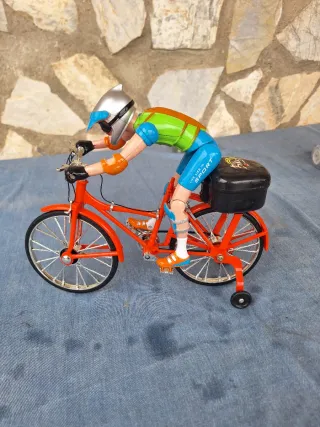 Juguete antiguo ciclista a pilas