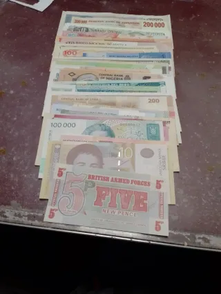 Gran lote de billetes extranjeros