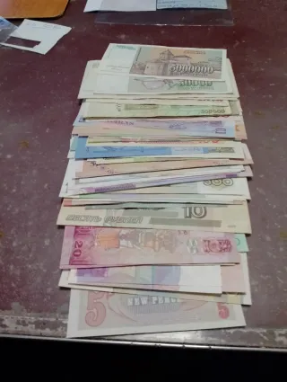 Gran lote de billetes extranjeros