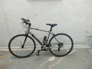 Bicicleta de carretera Btwin gris