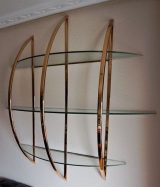 Estantería de cristal y metal dorada