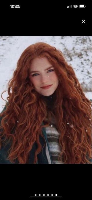 Impactante peluca cobriza rizada