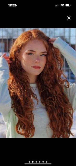 Impactante peluca cobriza rizada