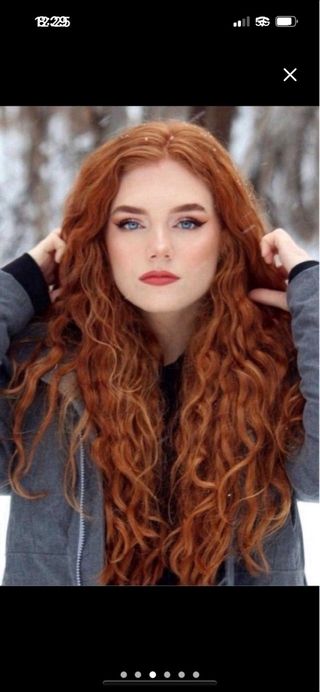 Impactante peluca cobriza rizada