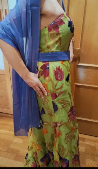 Vestido de fiesta verde con flores bordadas