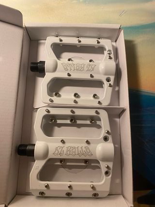 Pedales Enduro El Gallo Plataforma Blancos