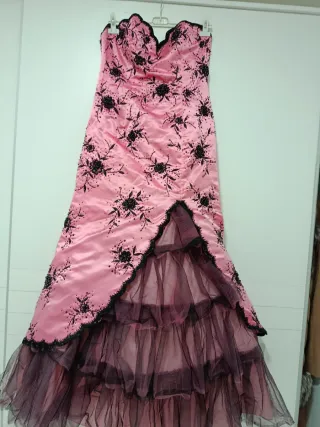 Vestido de fiesta rosa con pedrería