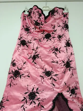 Vestido de fiesta rosa con pedrería