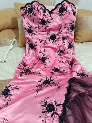Vestido de fiesta rosa con pedrería