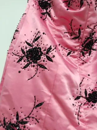 Vestido de fiesta rosa con pedrería