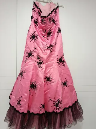 Vestido de fiesta rosa con pedrería