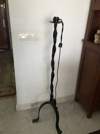 Lámpara de pie de hierro forjado