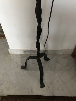 Lámpara de pie de hierro forjado