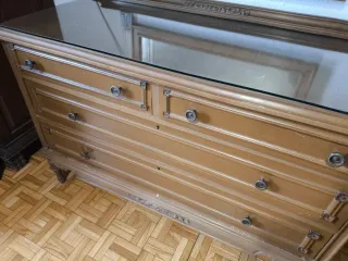 Cómoda antigua de madera con espejo