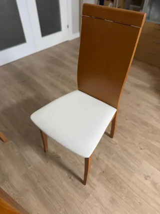 Conjunto de 6 sillas de madera color miel.