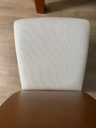 Conjunto de 6 sillas de madera color miel.