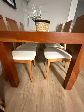 Conjunto de 6 sillas de madera color miel.