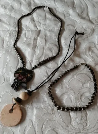 Collares y pendientes artesanales