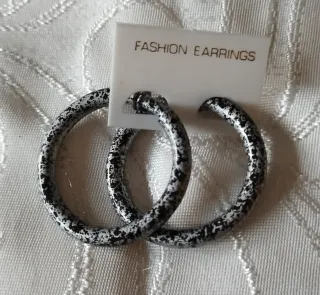 Collares y pendientes artesanales