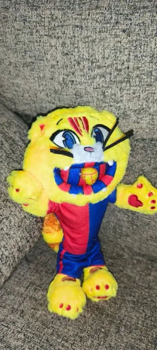 Peluche Gato Amarillo Ropa Roja y Azul