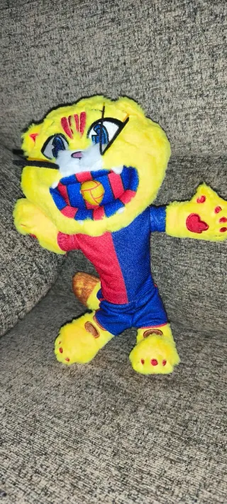 Peluche Gato Amarillo Ropa Roja y Azul