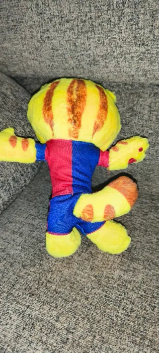 Peluche Gato Amarillo Ropa Roja y Azul