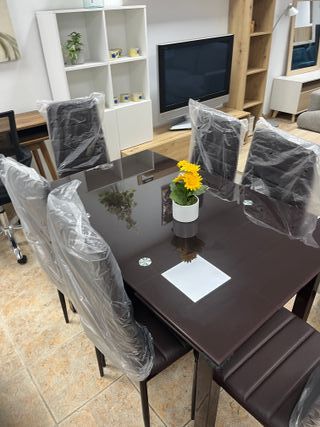 Mesa extensible marrón con 6 sillas