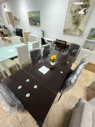 Mesa extensible marrón con 6 sillas