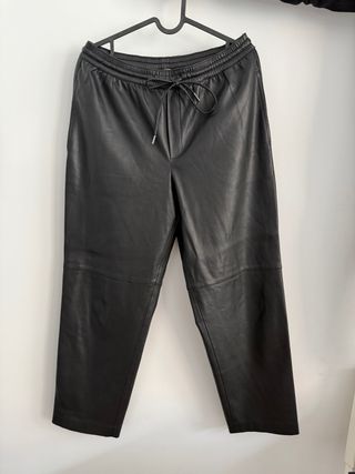 Pantalones efecto piel negros