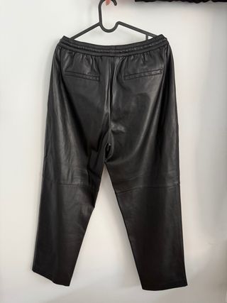 Pantalones efecto piel negros