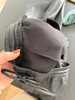 Pantalones efecto piel negros