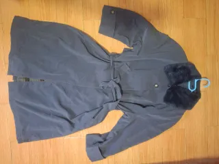 Abrigo azul con cuello de pelo