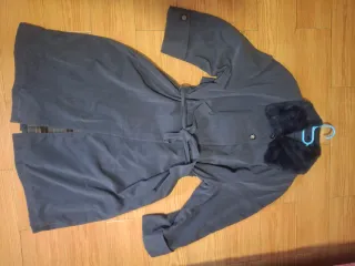 Abrigo azul con cuello de pelo