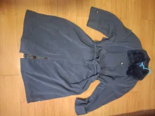 Abrigo azul con cuello de pelo