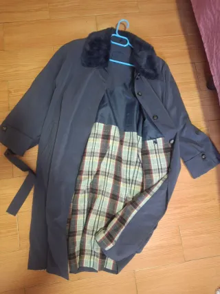 Abrigo azul con cuello de pelo