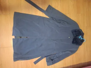 Abrigo azul con cuello de pelo